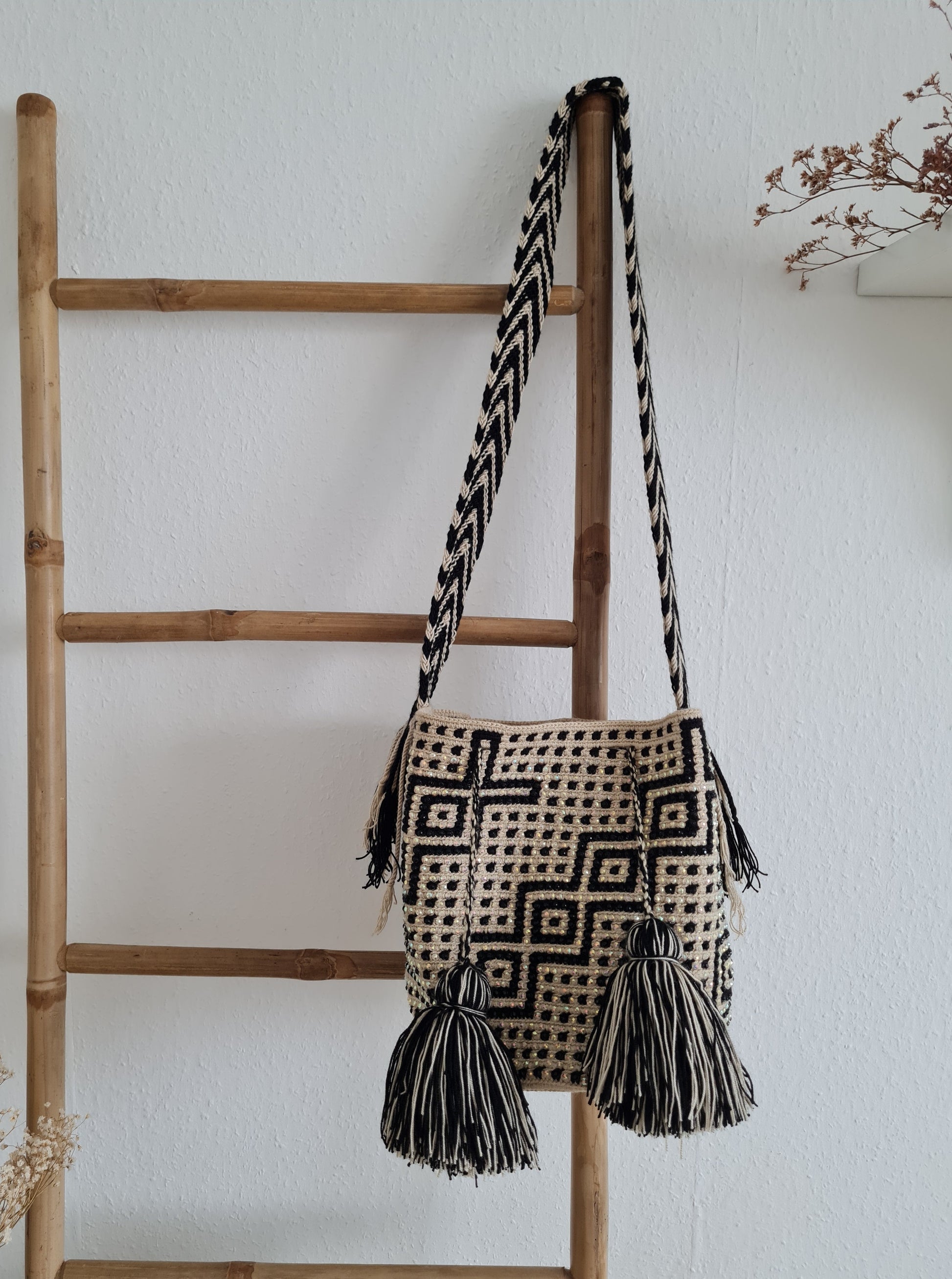 Wayuu Tasche mit Strasssteinen – Creme/Schwarz