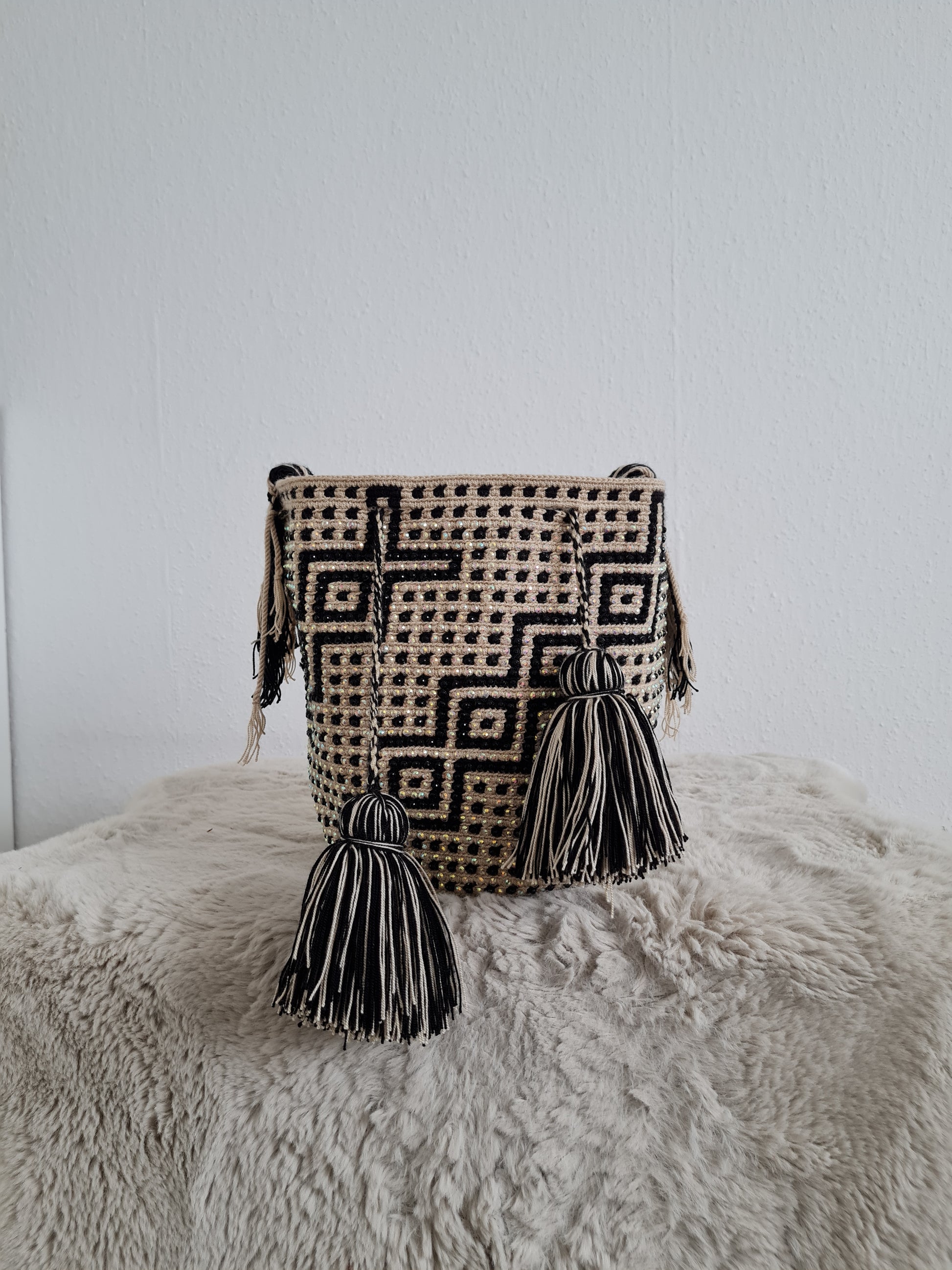 Wayuu Tasche mit Strasssteinen – Creme/Schwarz