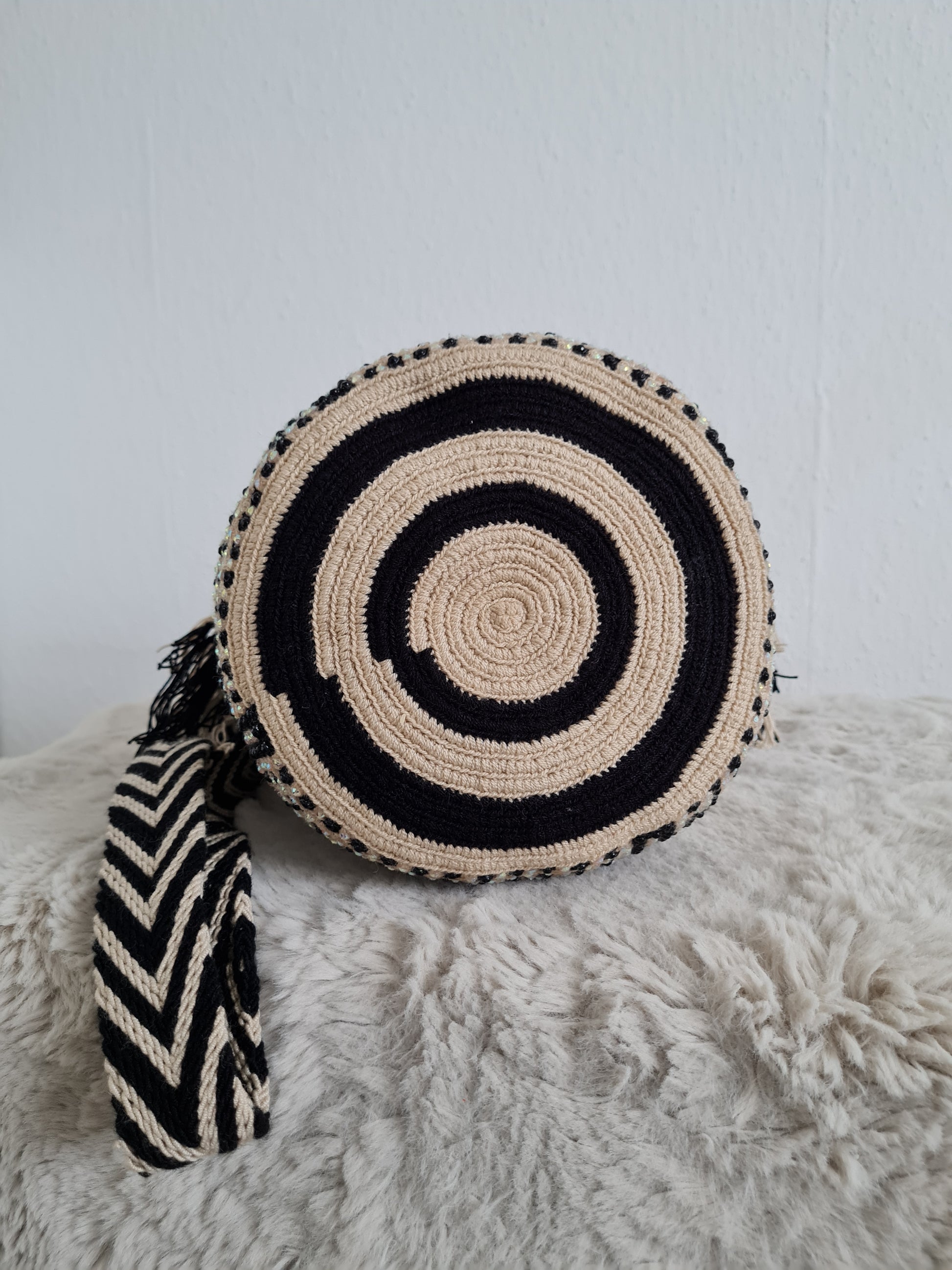 Wayuu Tasche mit Strasssteinen – Creme/Schwarz