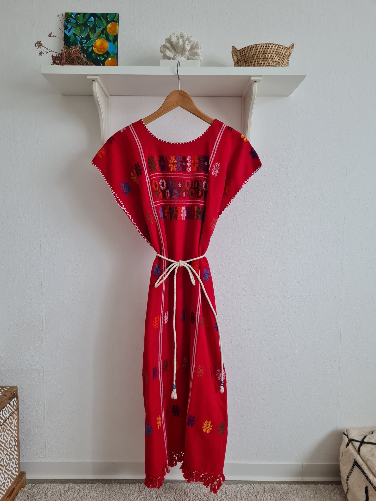 Kaftan mit mehrfarbiger Stickerei – Rot