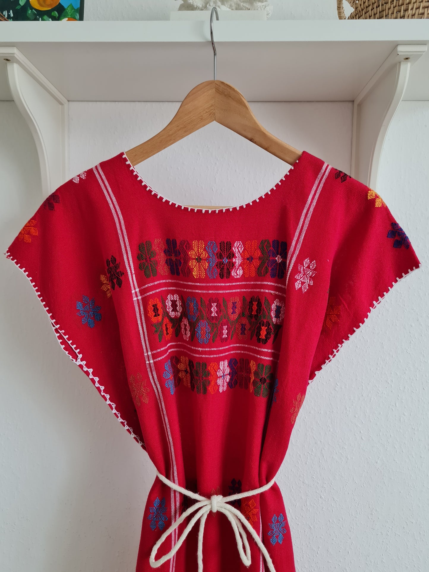 Kaftan mit mehrfarbiger Stickerei – Rot