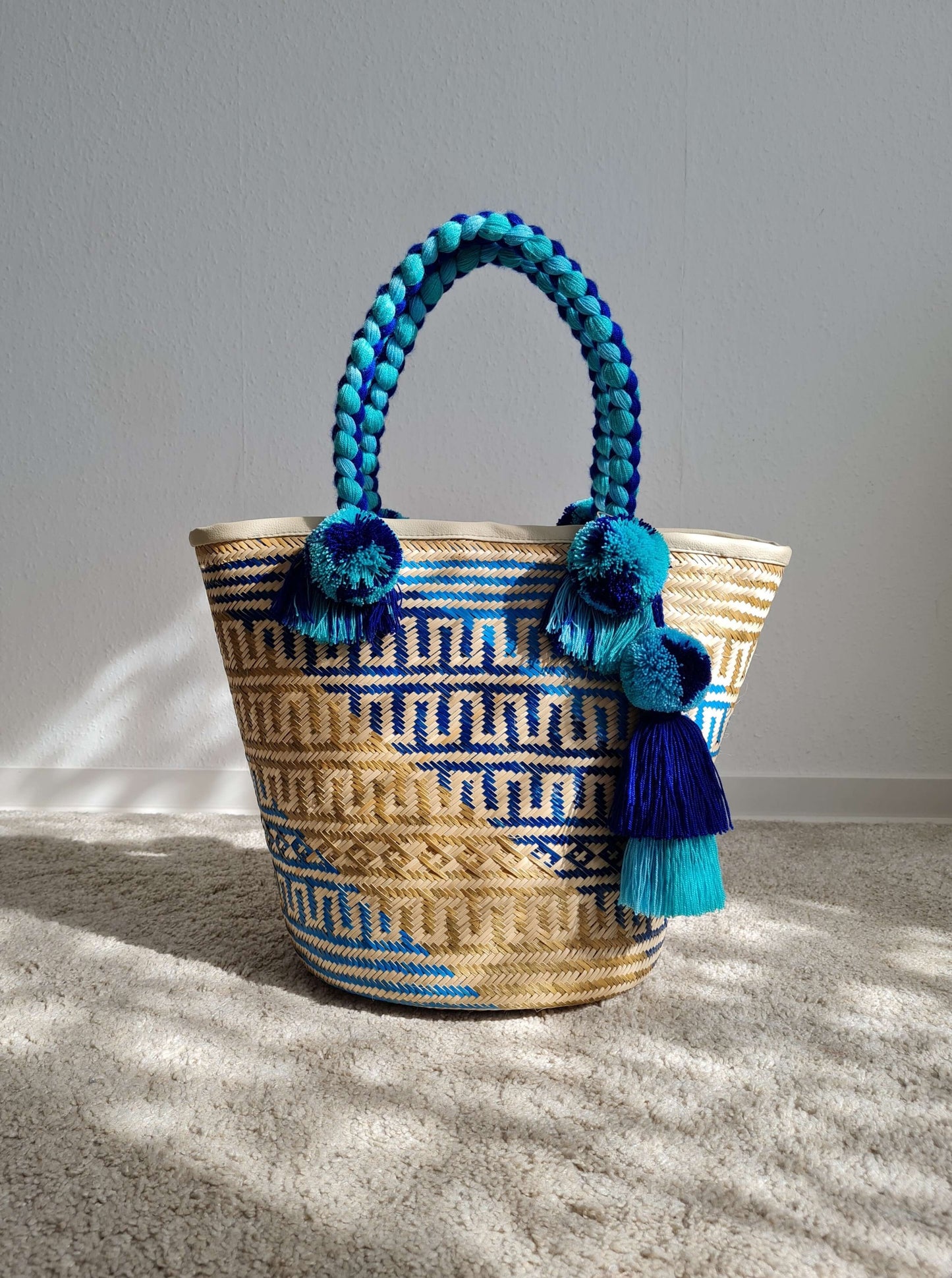 Handgefertigte Korbtasche mit Pompons und Quasten - Blau