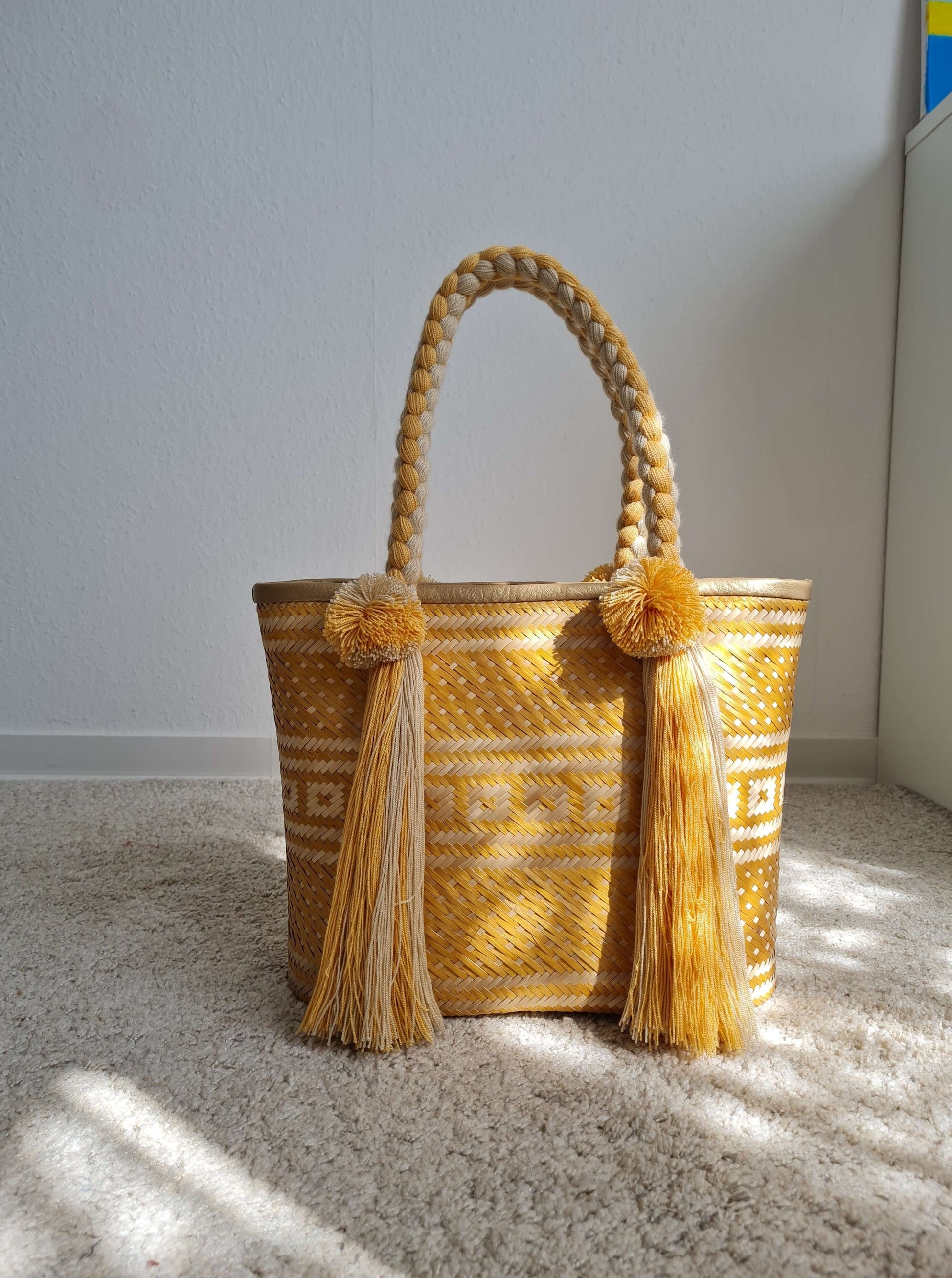 Handgefertigte Raffia-Tasche mit Quasten