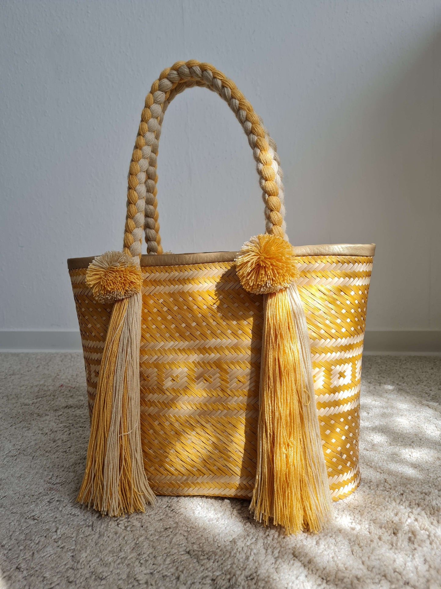 Handgefertigte Raffia-Tasche mit Quasten