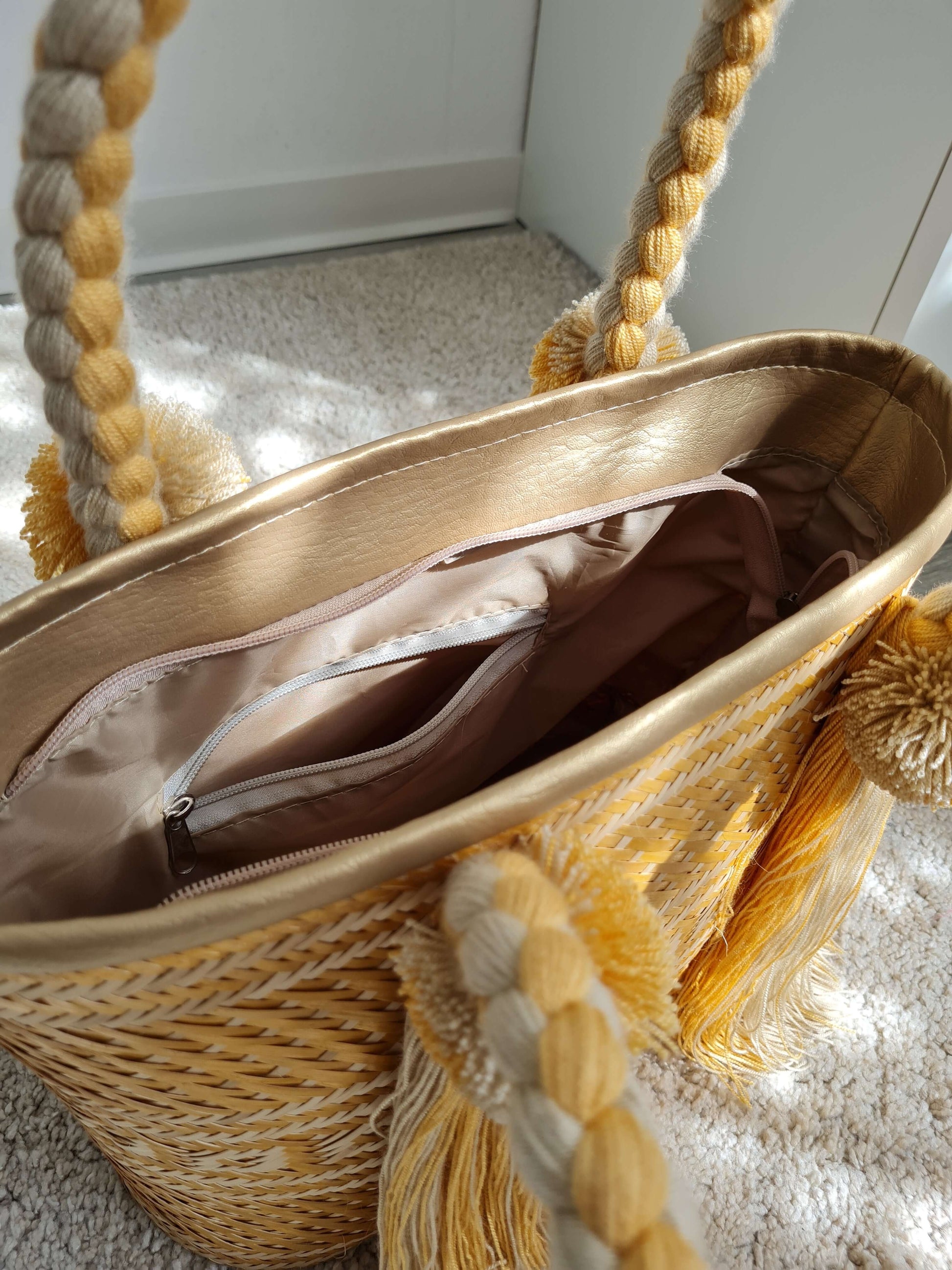 Handgefertigte Raffia-Tasche mit Quasten