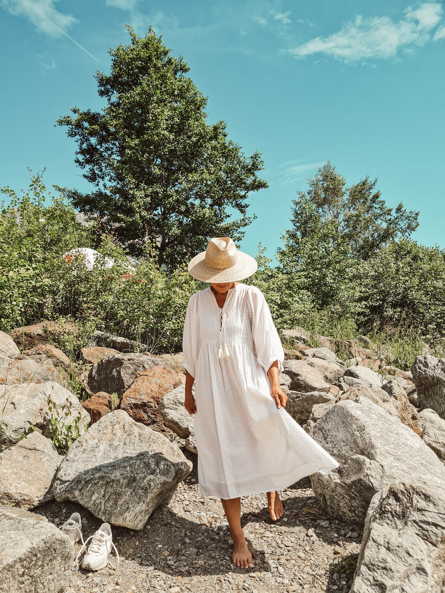 Weißes Sommer-Midikleid aus Baumwolle