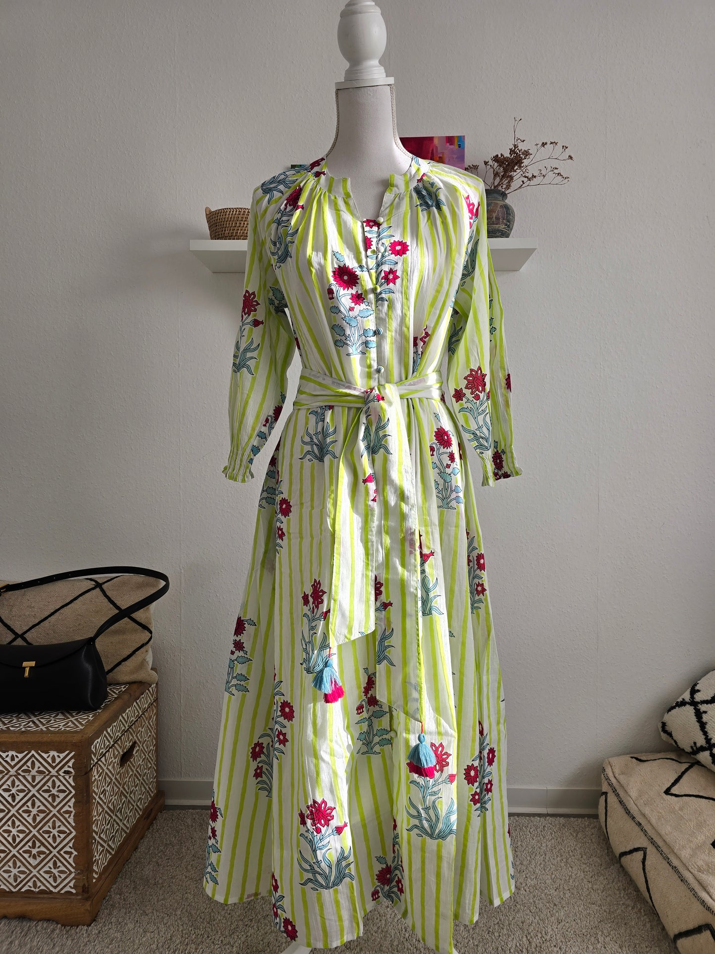 Rumi – Handbedrucktes Baumwollkleid in fröhlichem floralen Design, handgefertigt aus Baumwolle. Perfektes Beispiel für Slow Fashion.