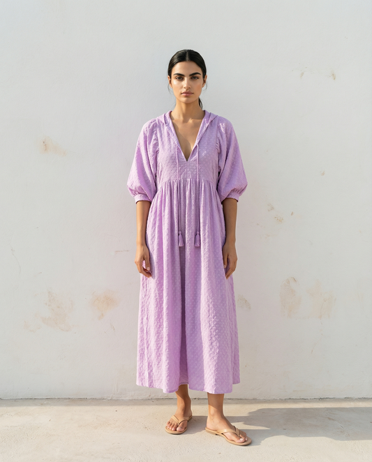 Lucia Kleid - Lila: handgefertigtes Midikleid aus 100 % Baumwolle in zartem Fliederton, ideal für Alltag und Sommerabende.