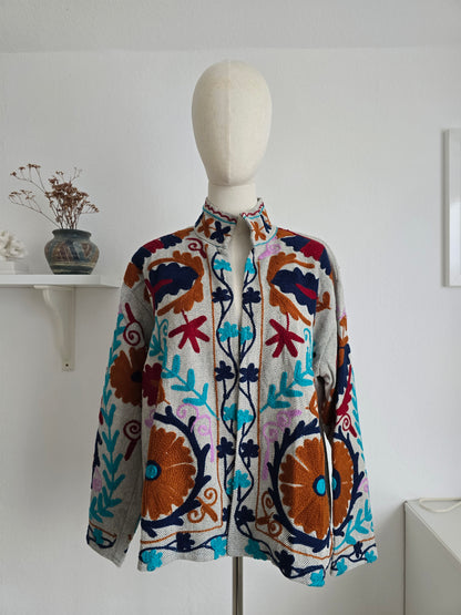 Samtjacke mit Stickerei
