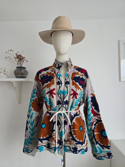 Samtjacke mit Stickerei