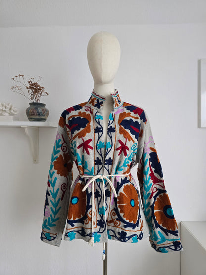 Samtjacke mit Stickerei