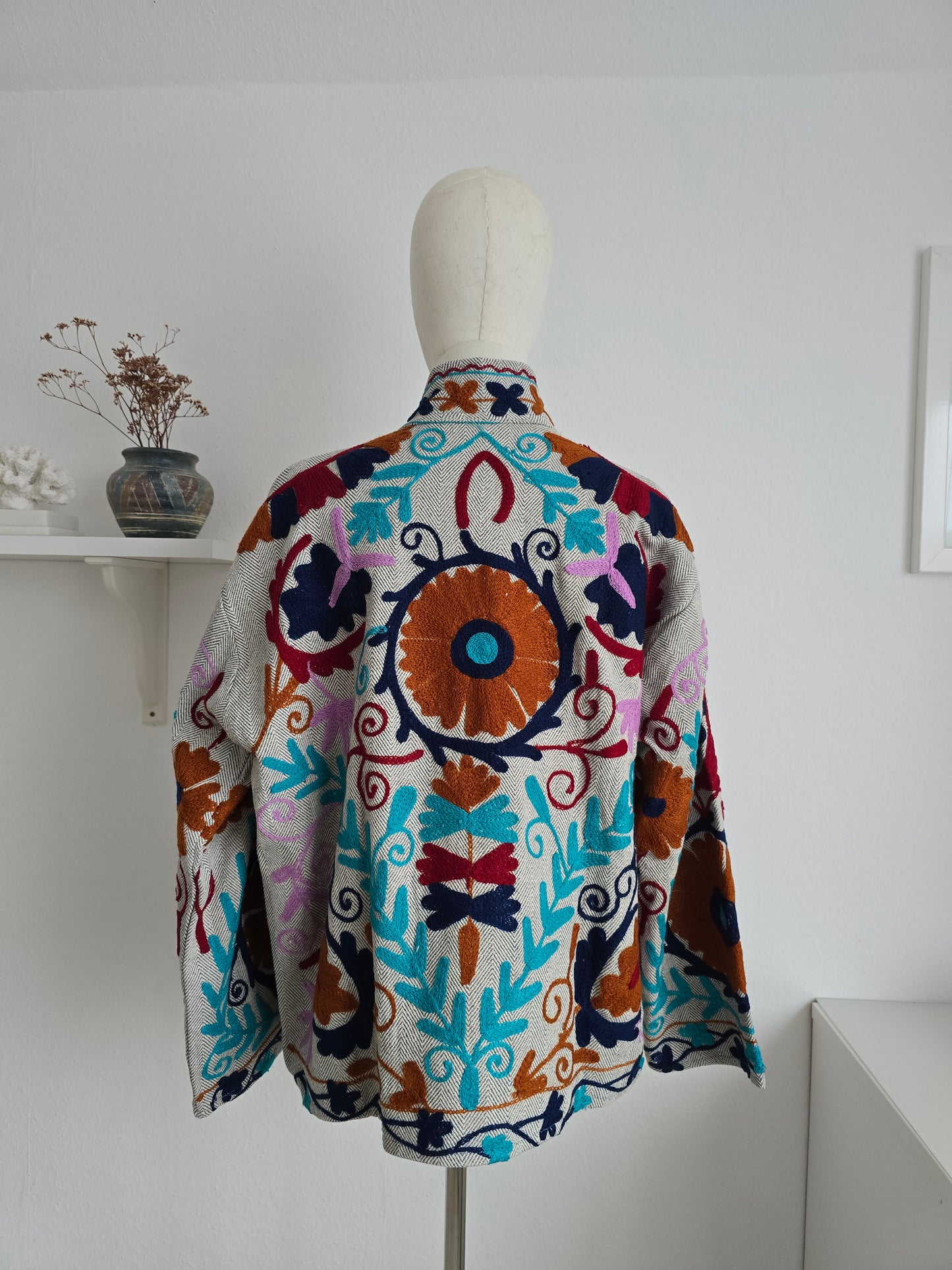 Samtjacke mit Stickerei