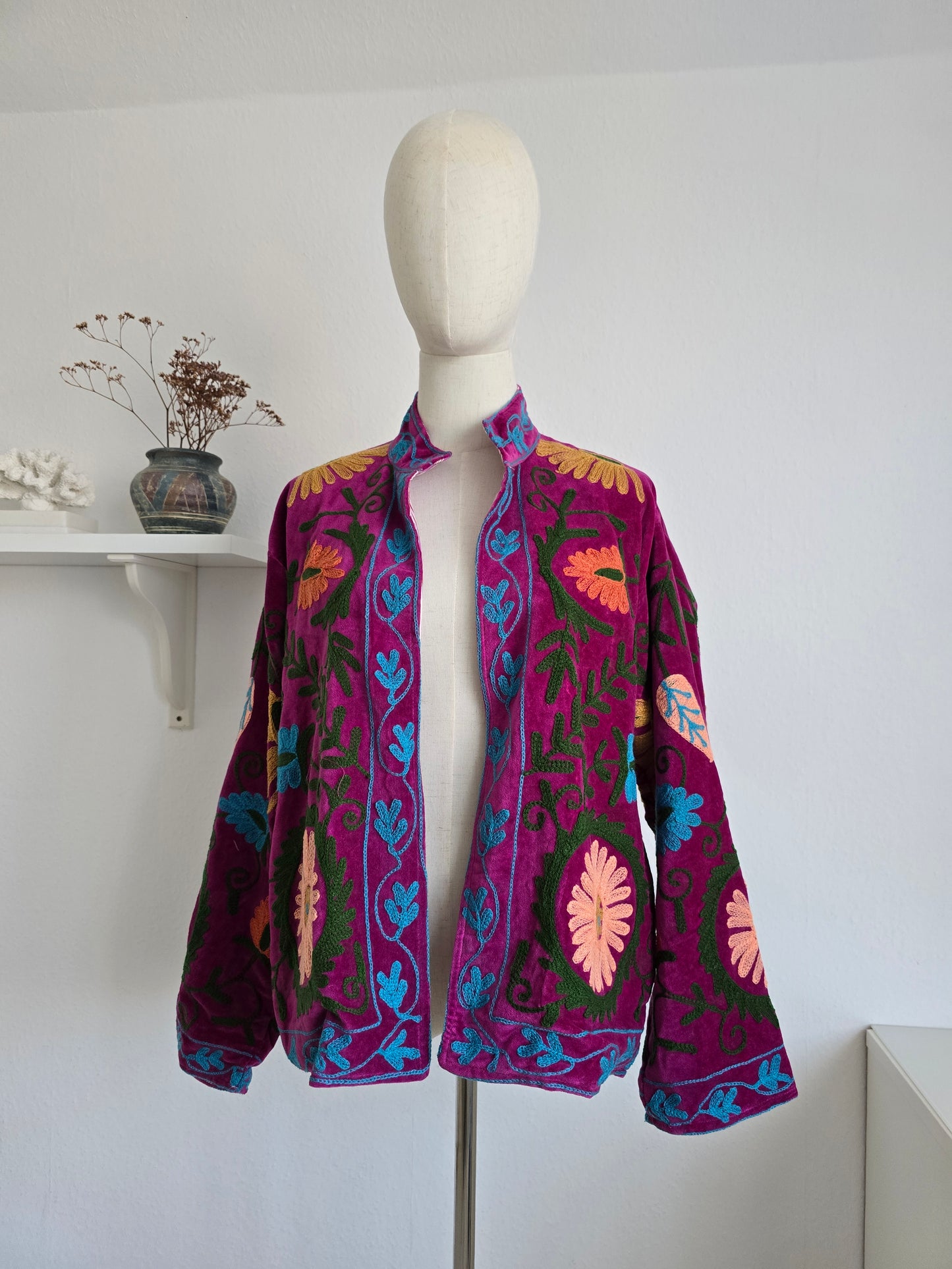 Samtjacke mit Stickerei