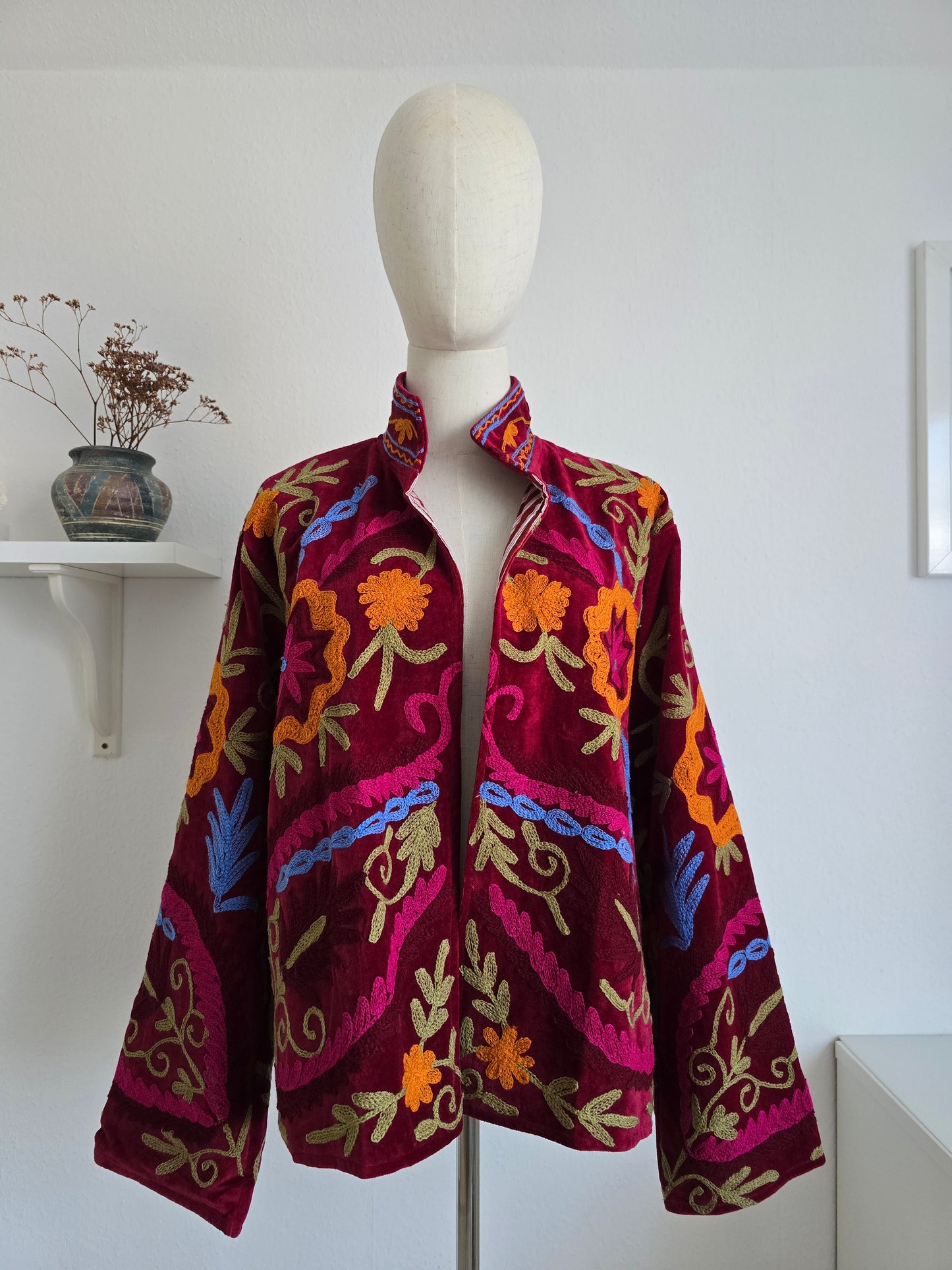 Samtjacke mit Stickerei