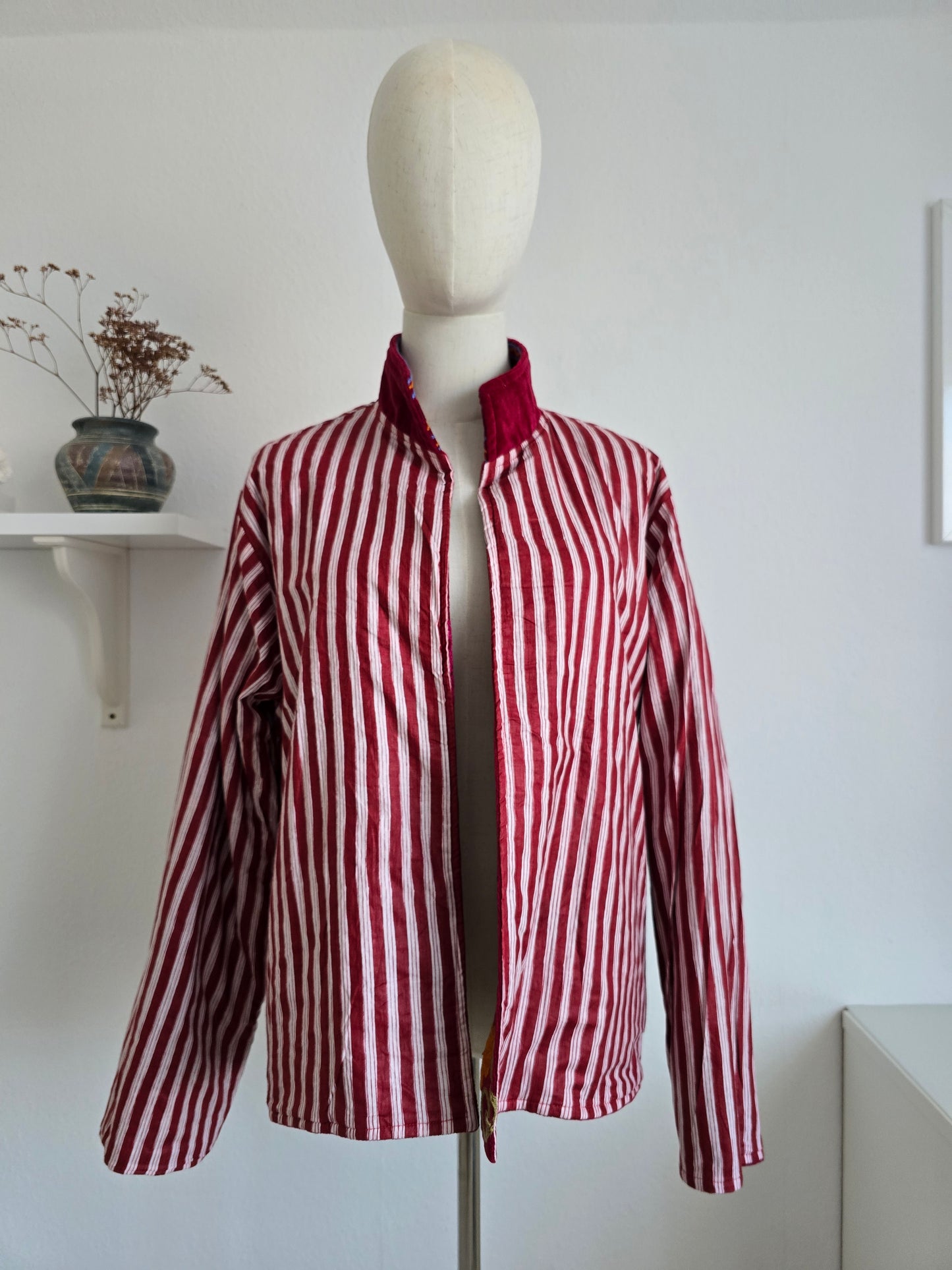 Samtjacke mit Stickerei