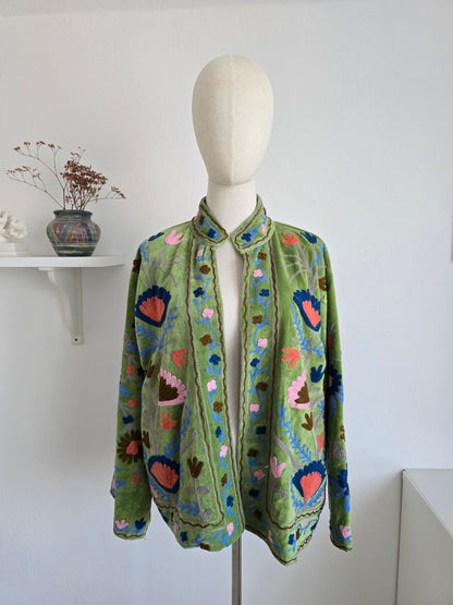 Samtjacke mit Stickerei