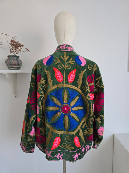 Samtjacke mit Stickerei