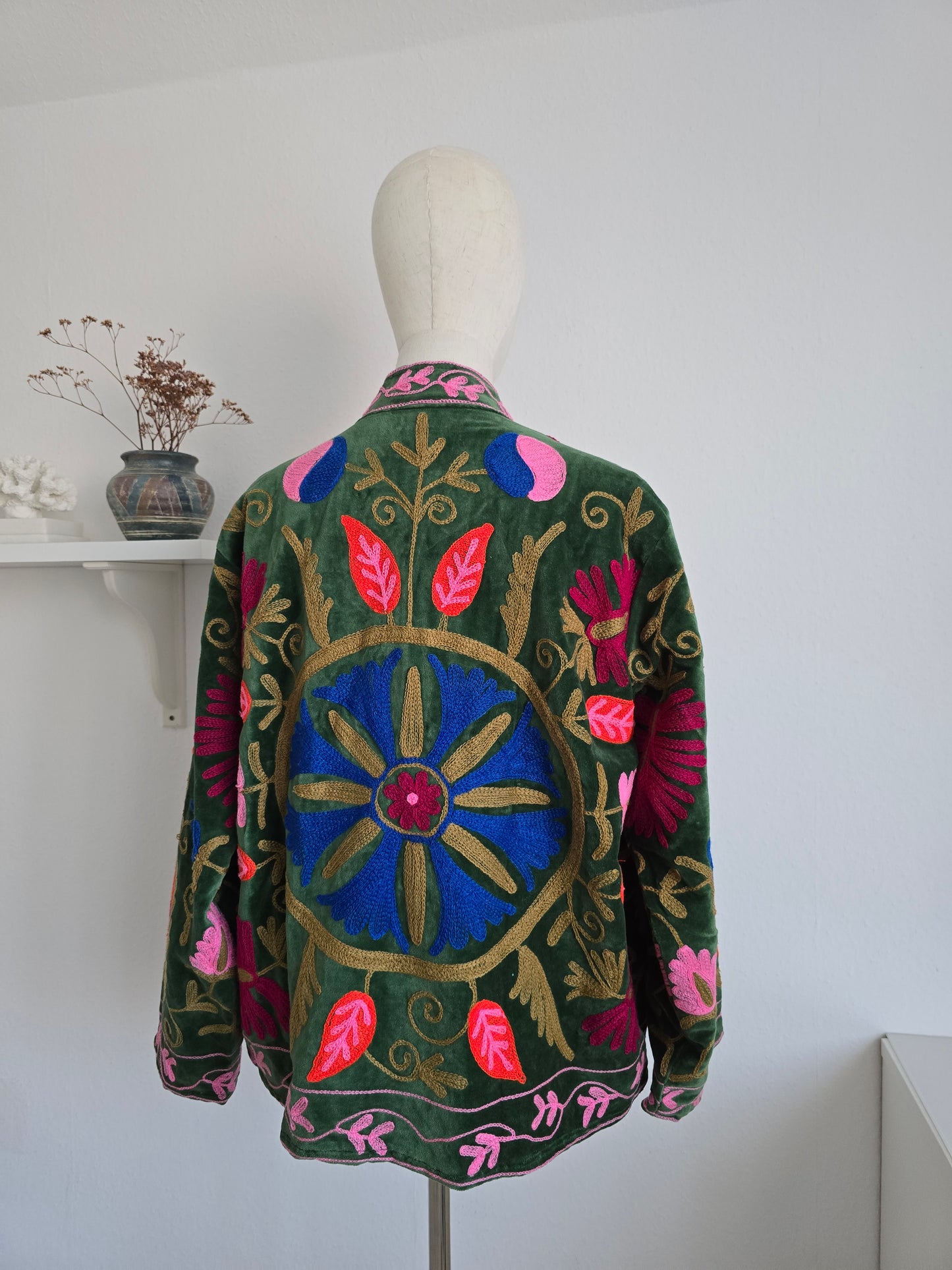Samtjacke mit Stickerei