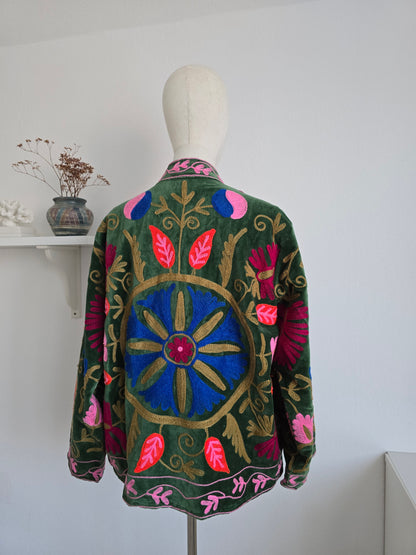 Samtjacke mit Stickerei