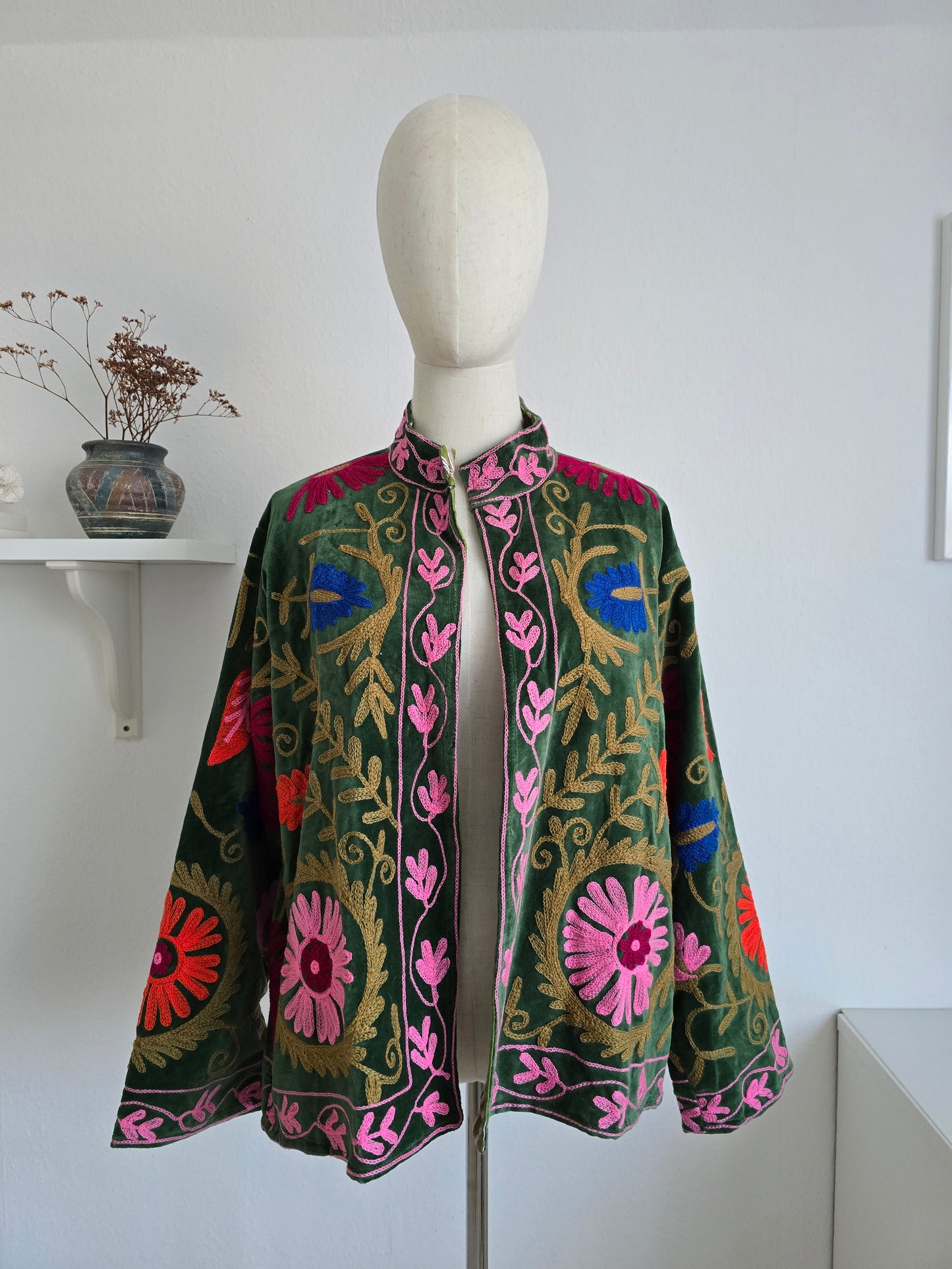 Samtjacke mit Stickerei
