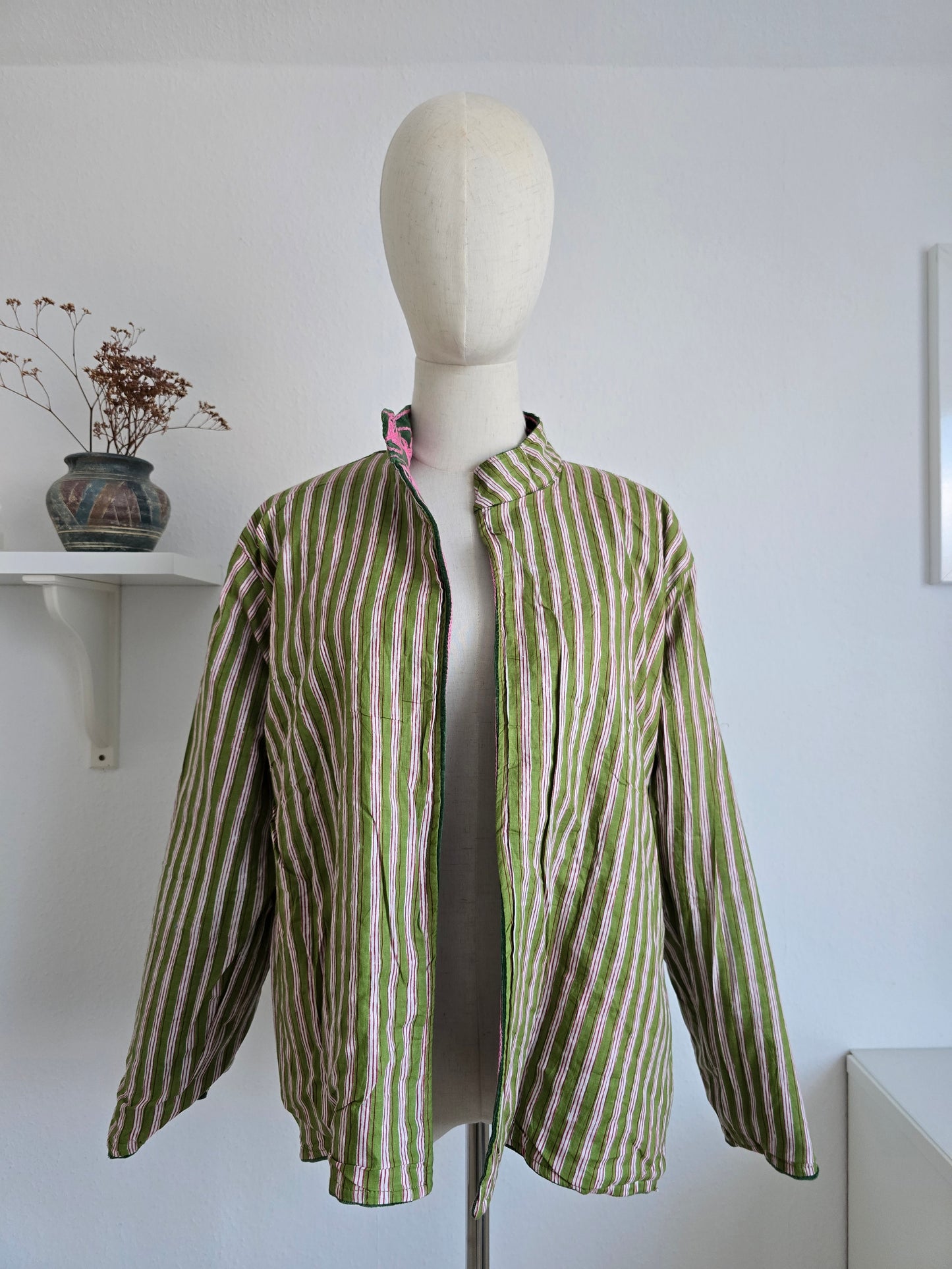 Samtjacke mit Stickerei