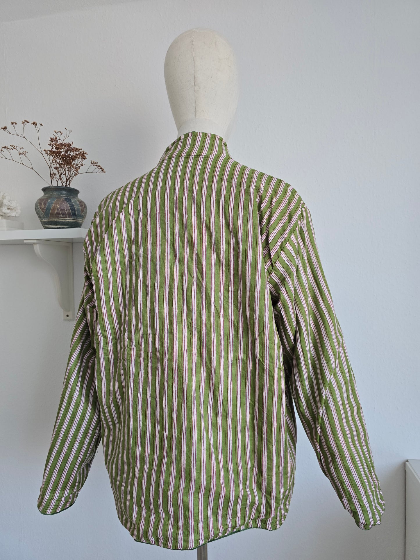 Samtjacke mit Stickerei