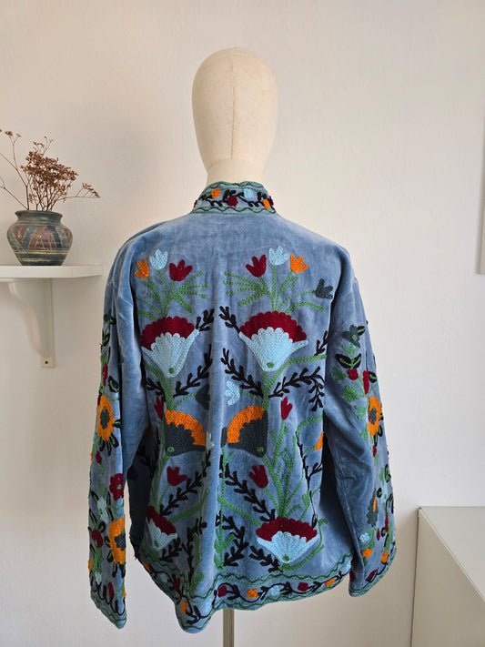 Samtjacke mit Stickerei