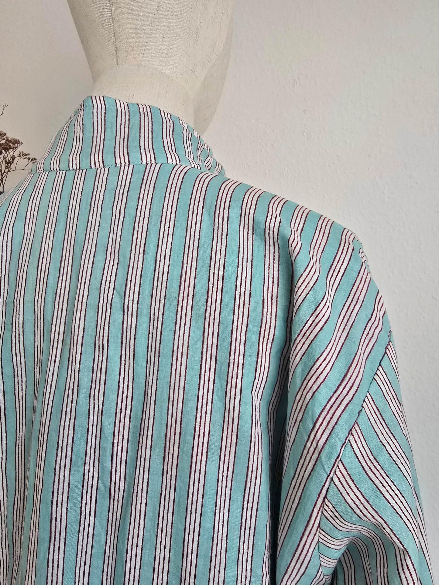Samtjacke mit Stickerei