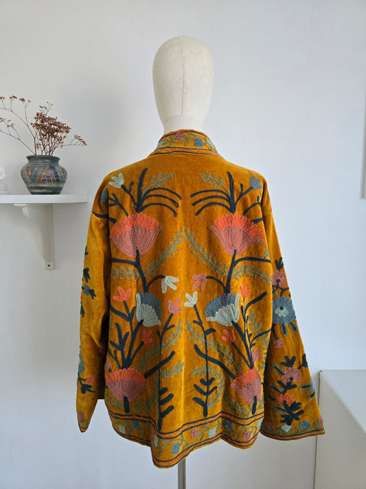 Samtjacke mit Stickerei