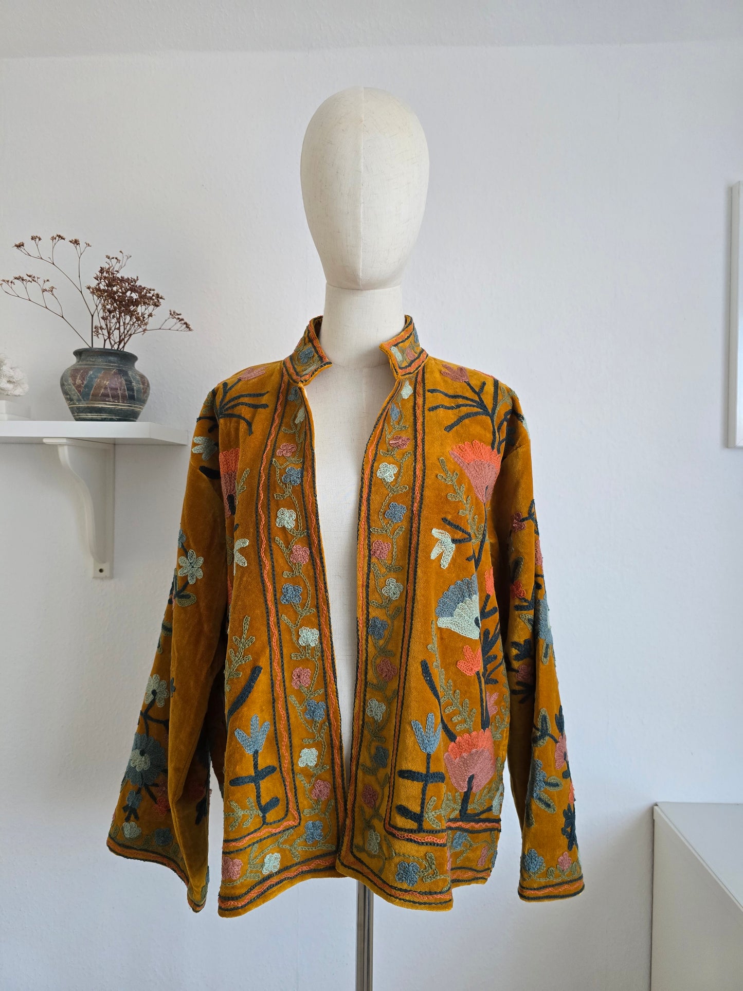 Samtjacke mit Stickerei