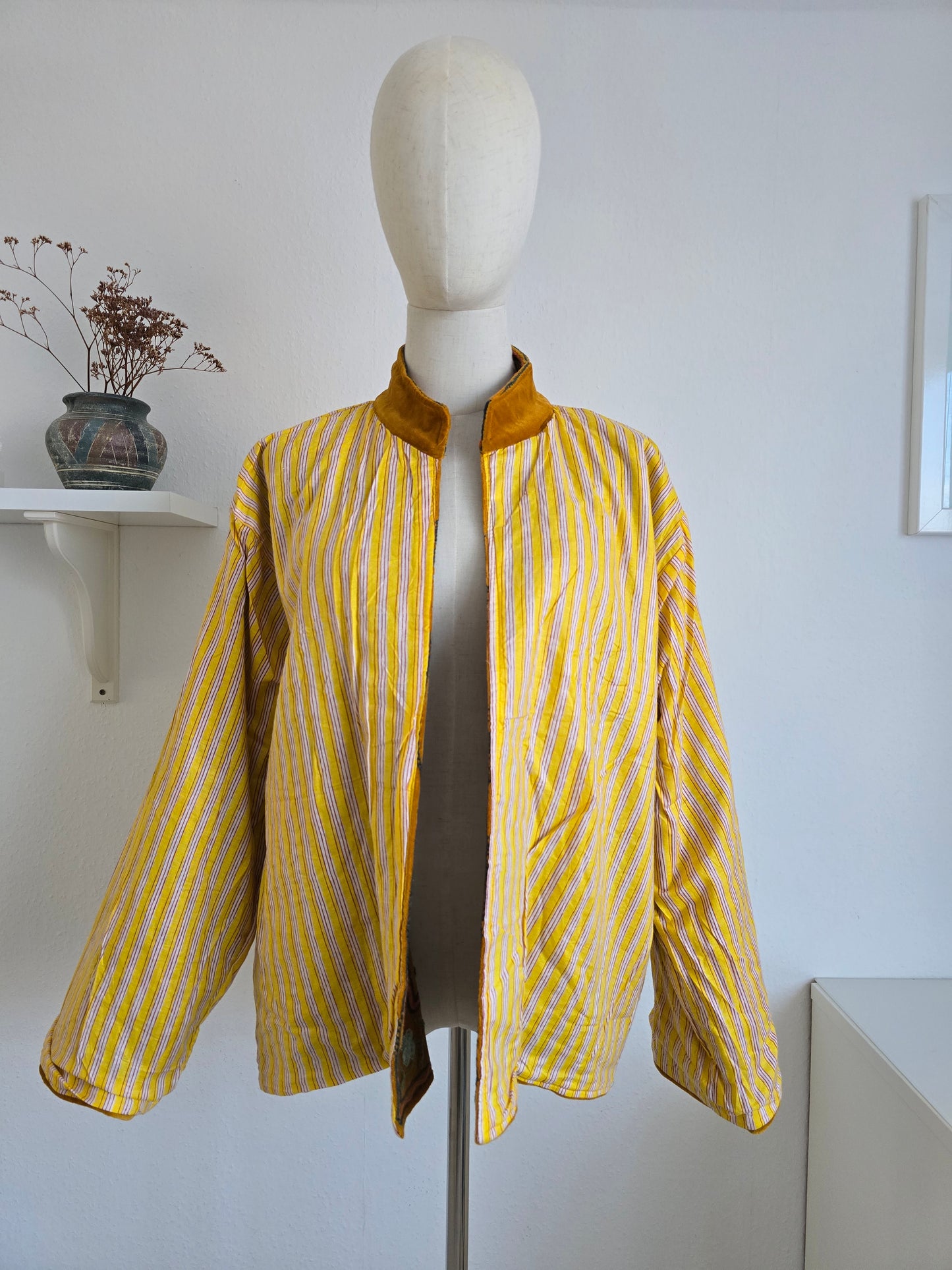 Samtjacke mit Stickerei