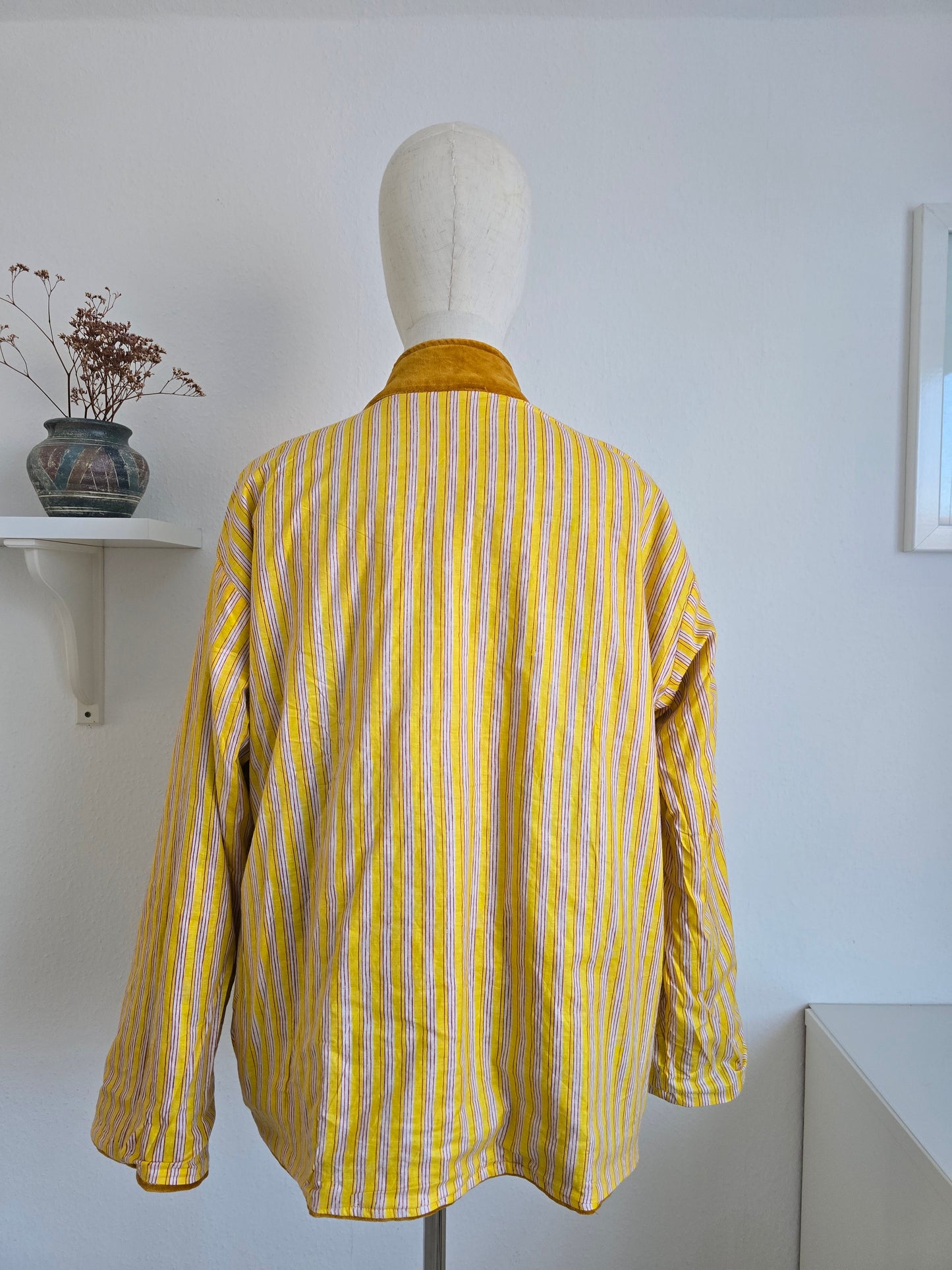 Samtjacke mit Stickerei