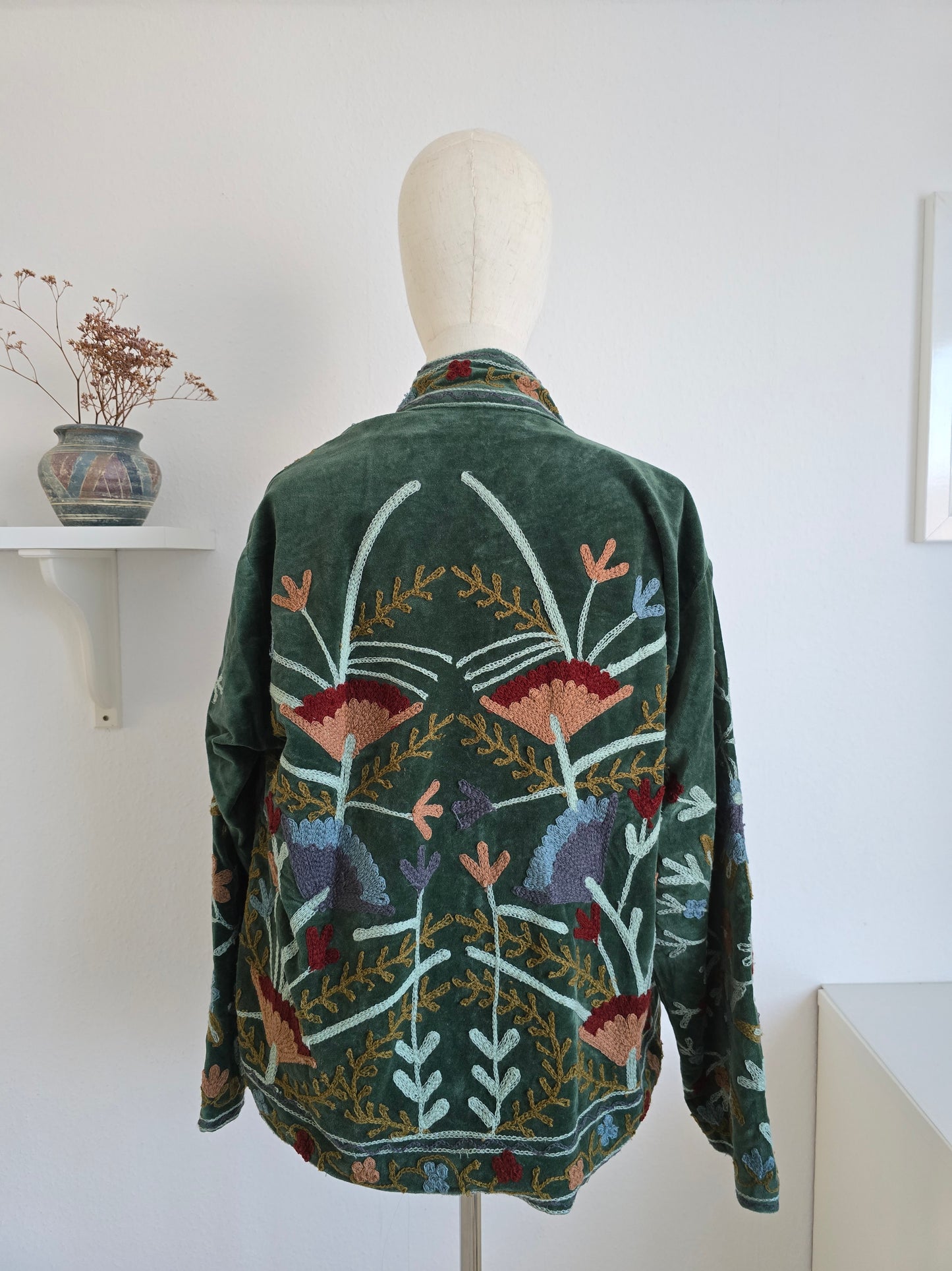 Samtjacke mit Stickerei