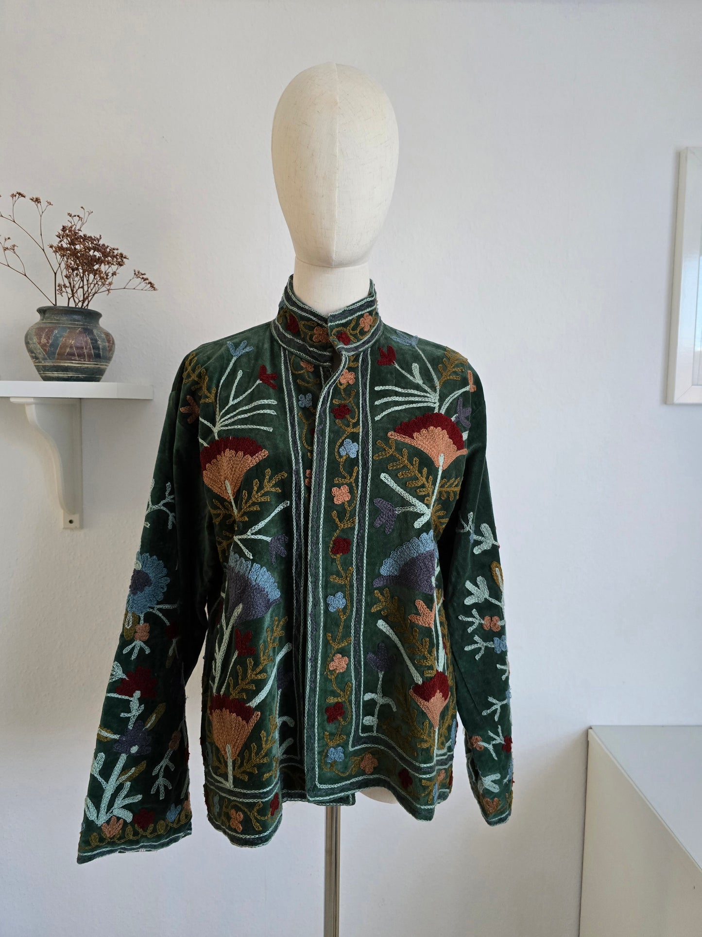 Samtjacke mit Stickerei
