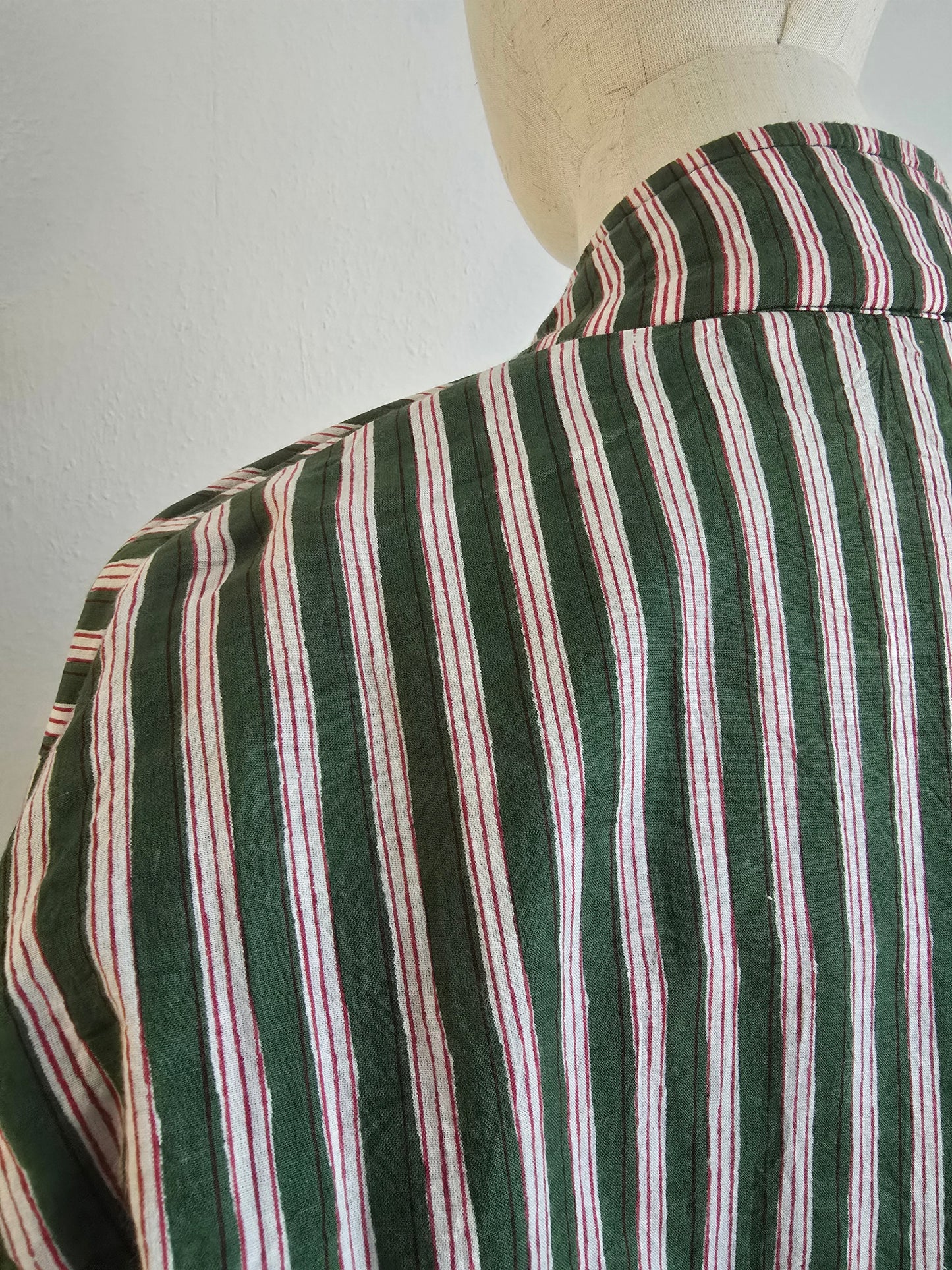 Samtjacke mit Stickerei