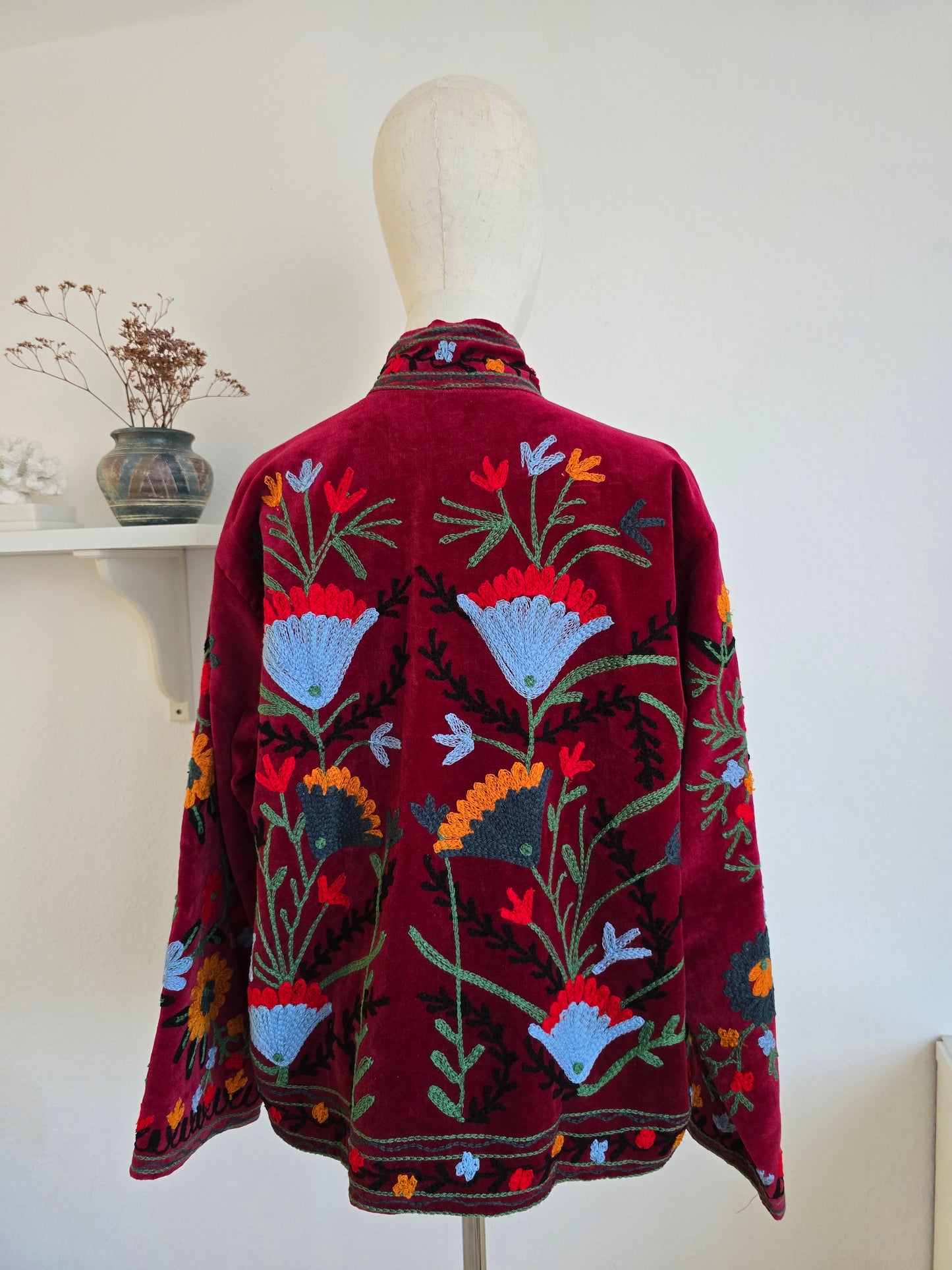 Samtjacke mit Stickerei