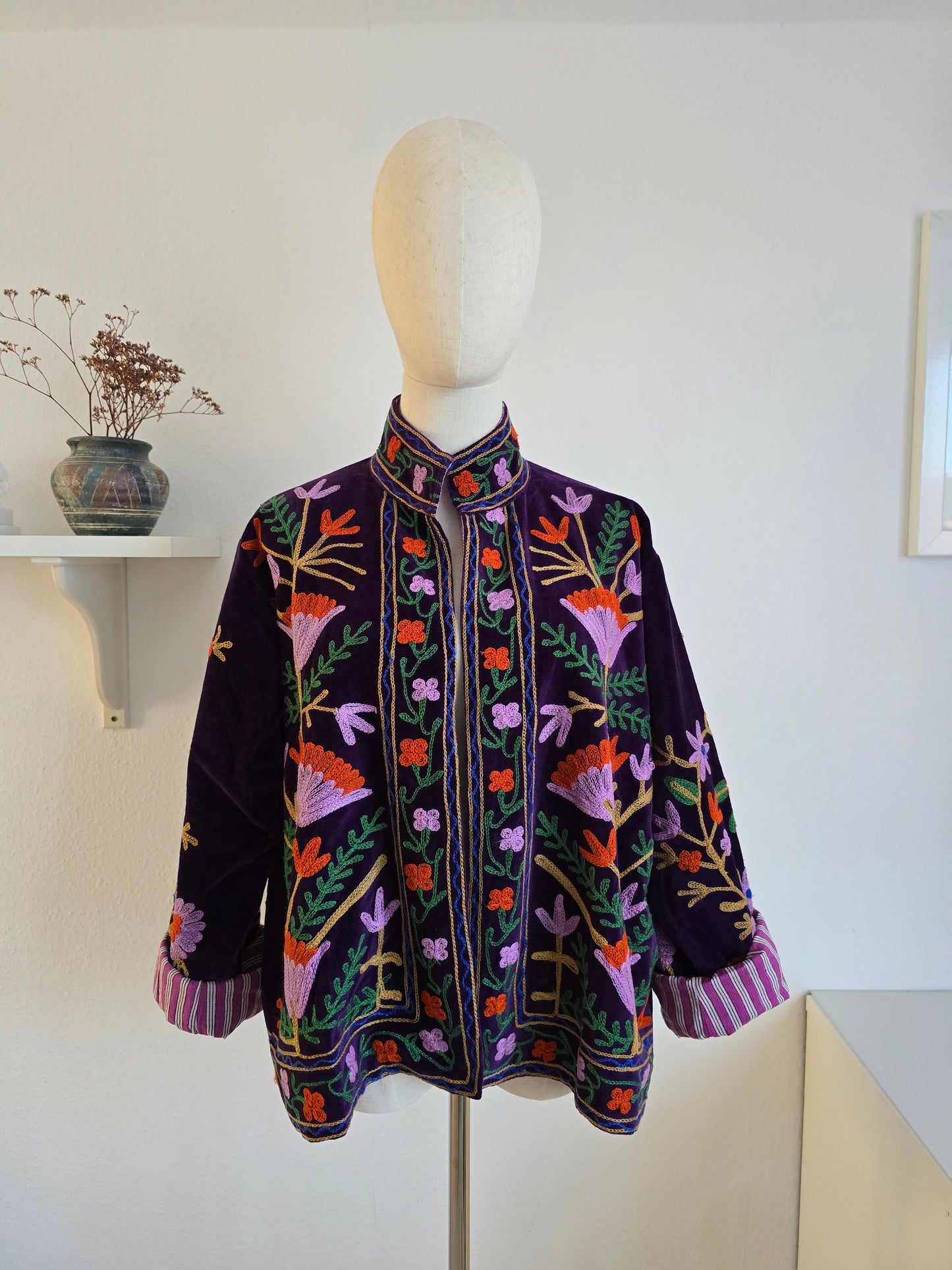 Samtjacke mit Stickerei