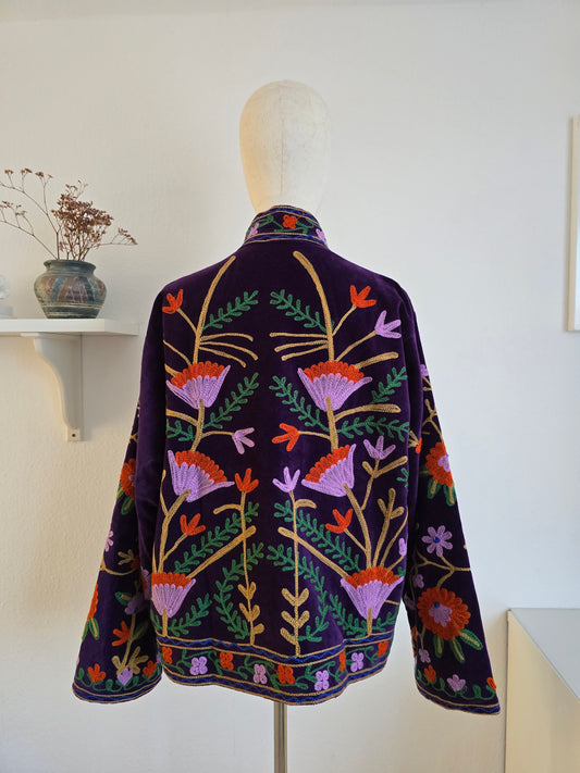 Samtjacke mit Stickerei