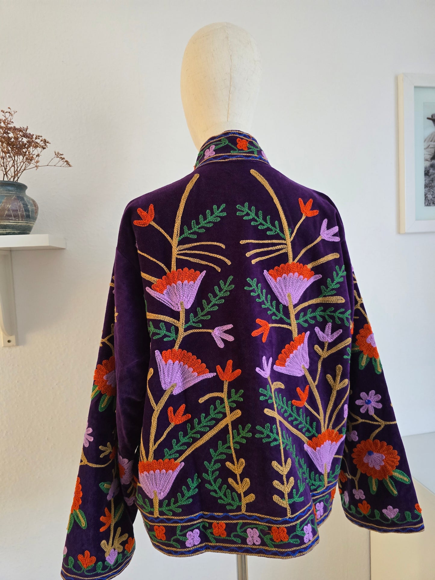 Samtjacke mit Stickerei
