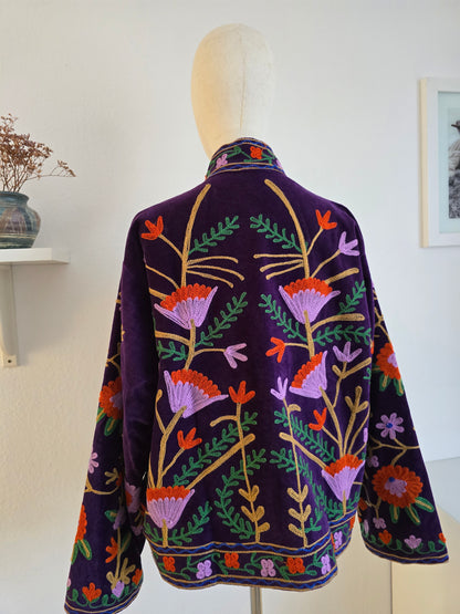 Samtjacke mit Stickerei