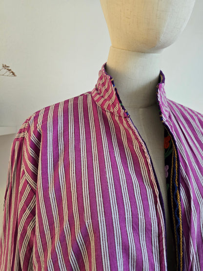 Samtjacke mit Stickerei