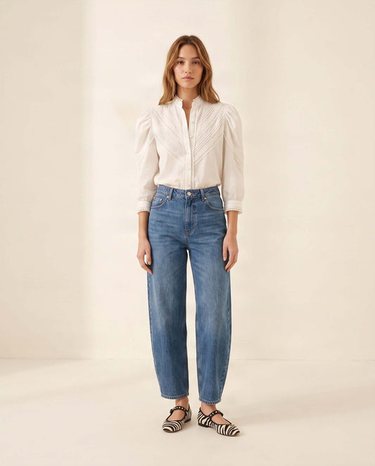 Romantische ecrufarbene Bluse mit Puffärmeln und Spitzendetails