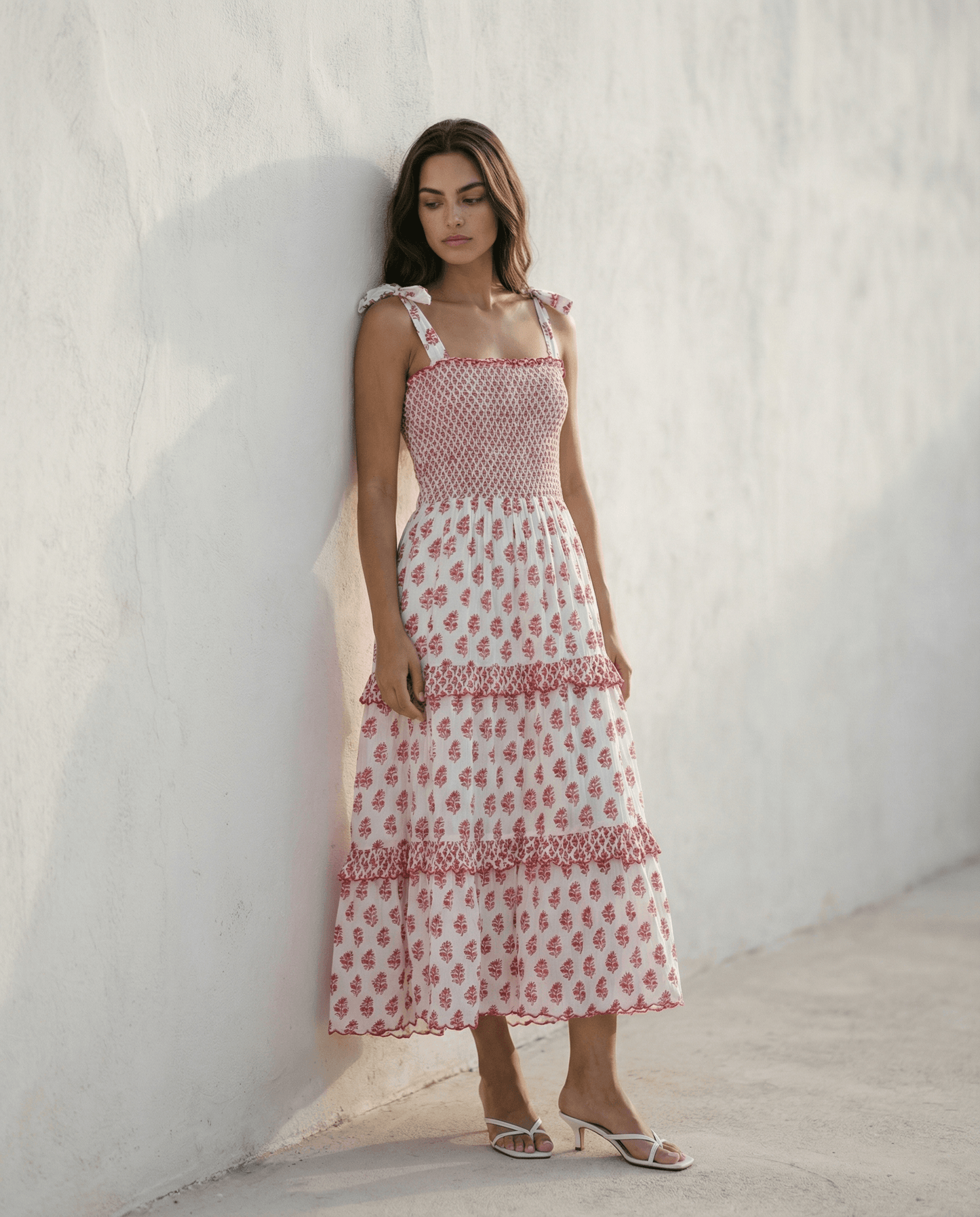 Frida Weißes Kleid mit rotem Blumenmuster, handgefertigt aus 100% Baumwolle, ideal für Slow Fashion. Atmungsaktives Design.