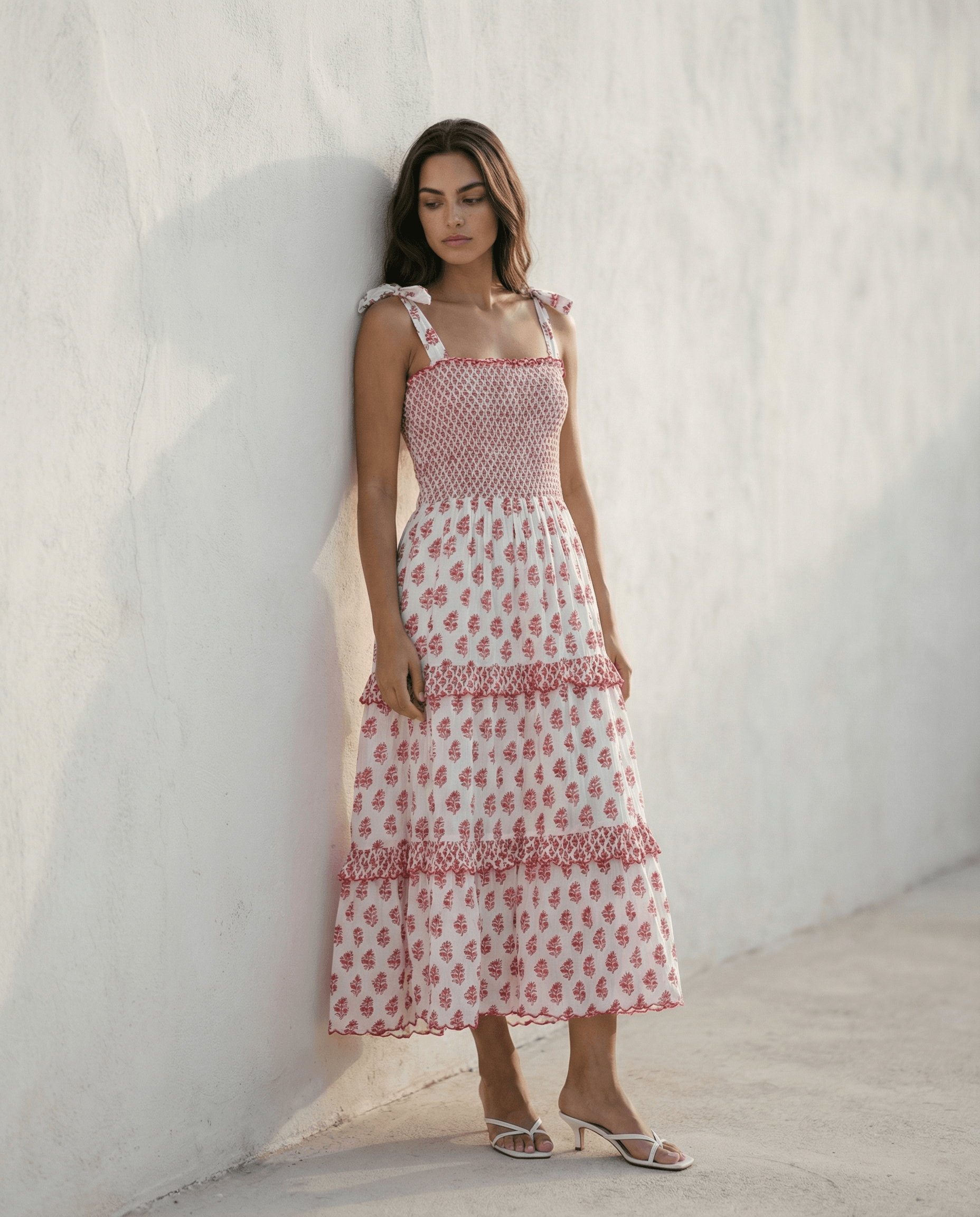 Frida Weißes Kleid mit rotem Blumenmuster, handgefertigt aus 100% Baumwolle, ideal für Slow Fashion. Atmungsaktives Design.