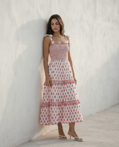 Frida Weißes Kleid mit rotem Blumenmuster, handgefertigt aus 100% Baumwolle, ideal für Slow Fashion. Atmungsaktives Design.