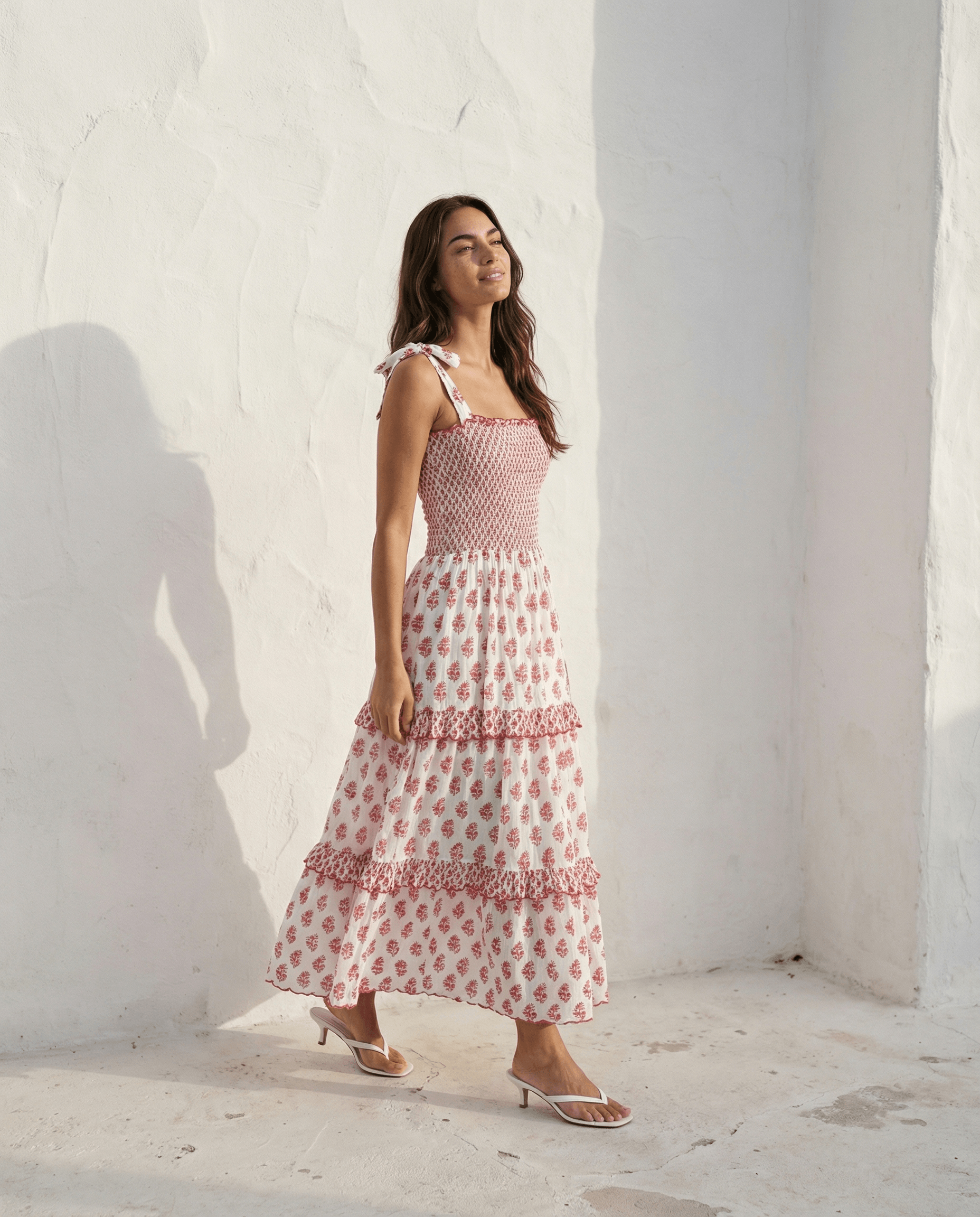 Frida Weißes Kleid mit rotem Blumenmuster, handgefertigt, aus Baumwolle, mit Rüschen und bequemem Oberteil.