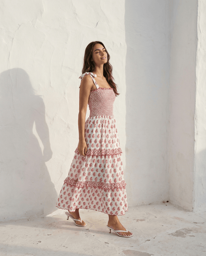Frida Weißes Kleid mit rotem Blumenmuster, handgefertigt, aus Baumwolle, mit Rüschen und bequemem Oberteil.