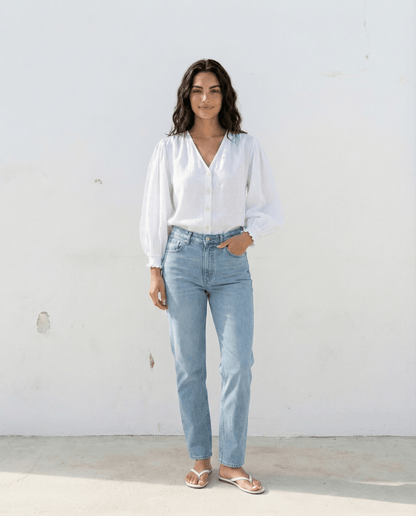 Coming Soon: Frau im handgefertigten Look für Slow Fashion mit blauer Jeans und weißem Oberteil.