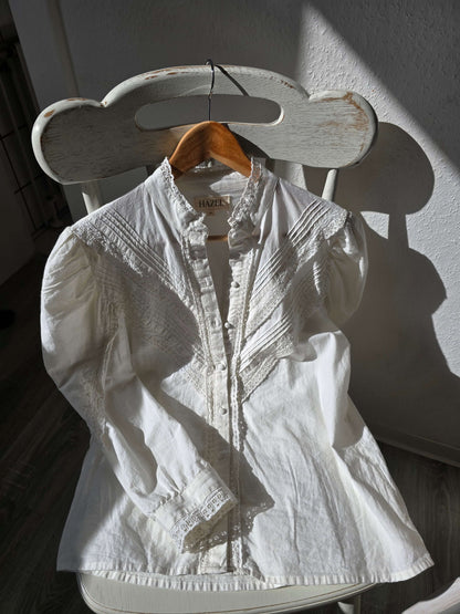 Romantische ecrufarbene Bluse mit Puffärmeln und Spitzendetails