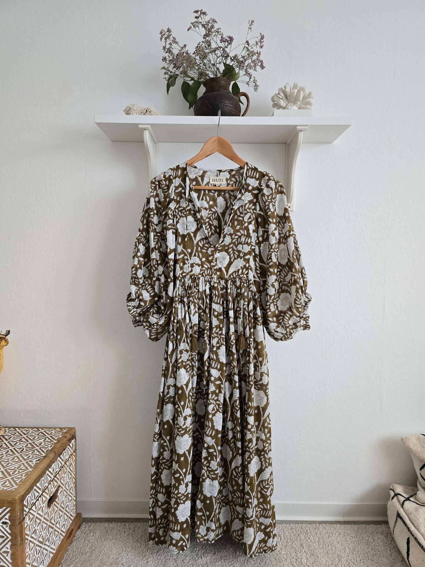 Camilla Kleid Braun mit Handblockdruck – Fließendes, Blumiges Midi-Baumwollkleid auf einem Kleiderbügel.